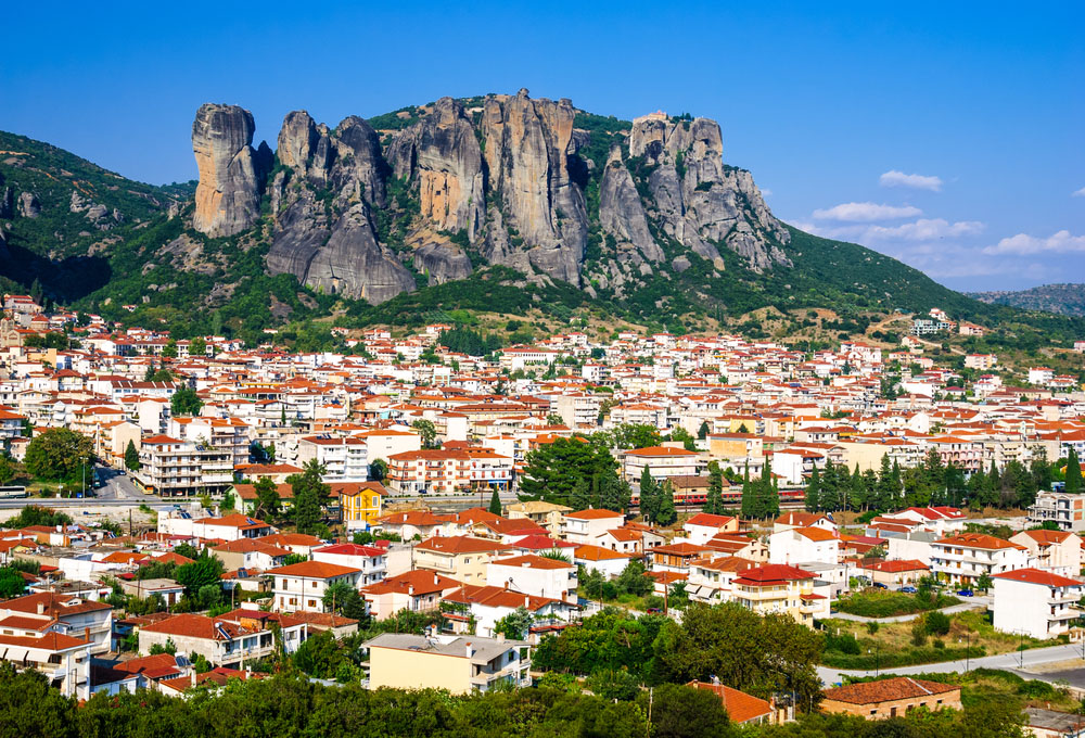 https://www.amaryllistour.ro/uploads/images/grecia-kalambaka-kalambaka-grecia-panorama-kalambaka-cu-muntii-stancosi-din-meteora_qy7b.jpg